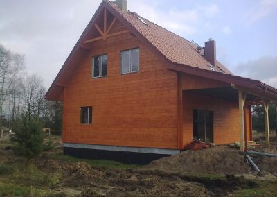 Dom z drewna w okolicach Klępiny